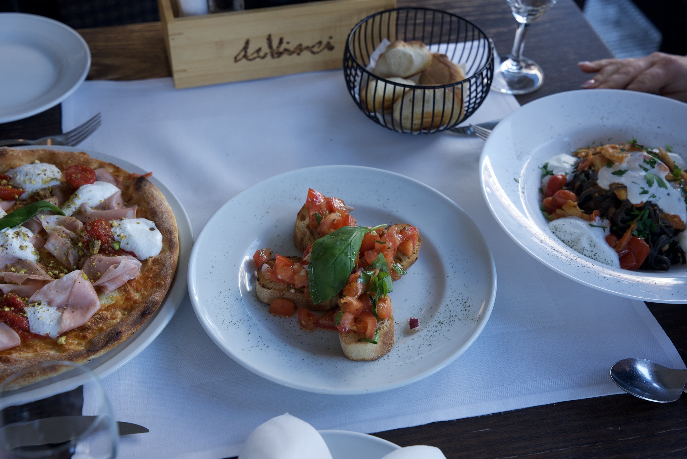 Gedeckter Tisch im Ristorante da Vinci Münster — Pizza, Bruschetta und das da Vinci Schild