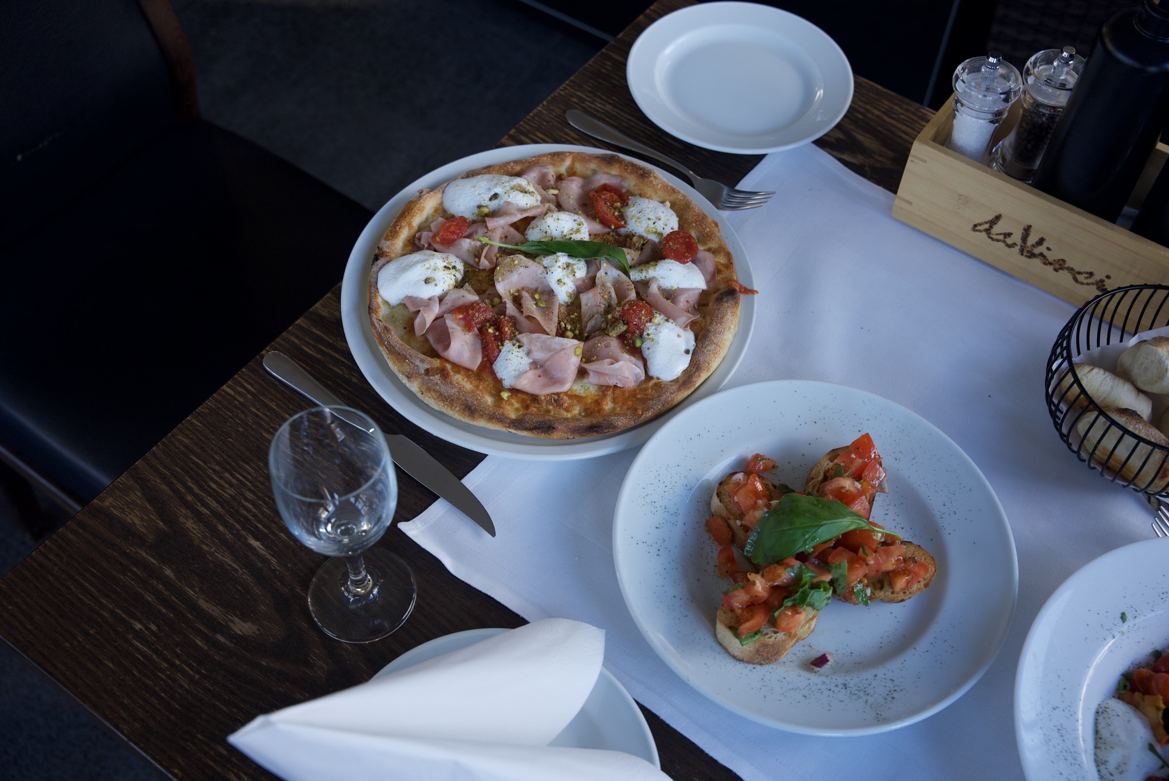 Gedeckter Tisch im Ristorante da Vinci Münster — Pizza, Bruschetta und das da Vinci Schild