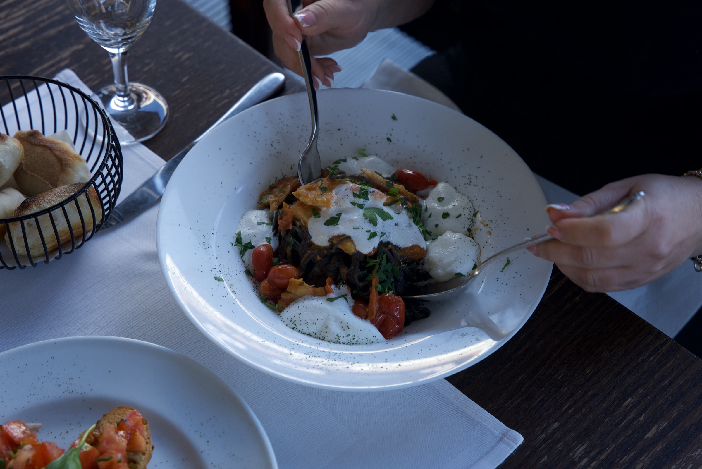 Schwarze Pasta mit Kirschtomaten und Burrata — Signature aus der Küche