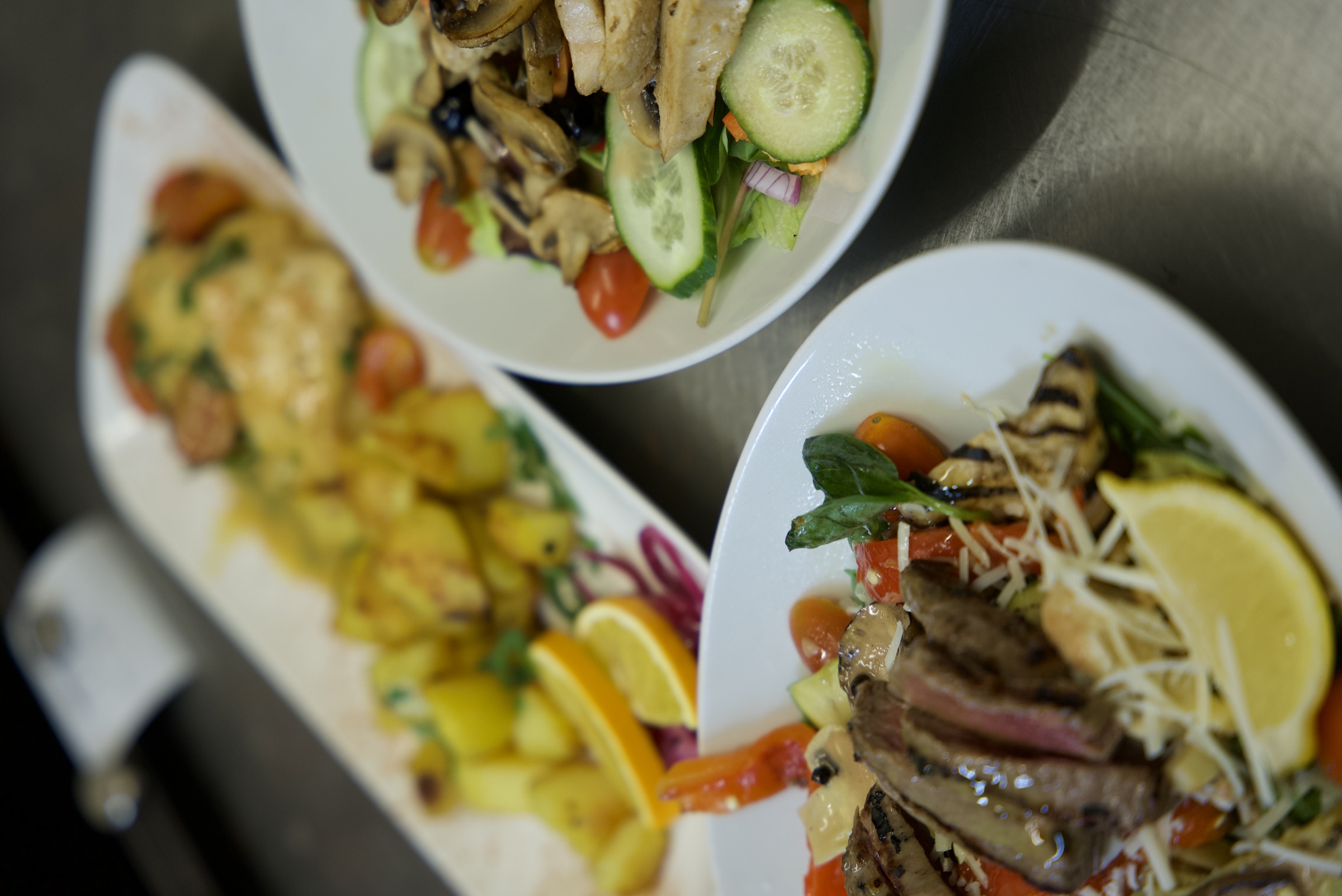 Bistecca, Hähnchen und Salat — Auswahl aus der Karte des Ristorante da Vinci